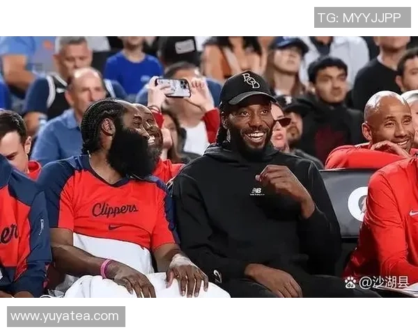 快船与勇士激战正酣精彩对决全场回顾与精彩瞬间分析